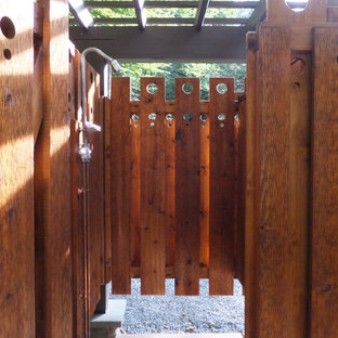 Foto di un piccolo patio o portico stile americano nel cortile laterale con pavimentazioni in pietra naturale e una pergola