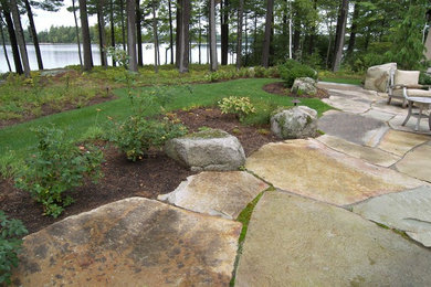 Modelo de patio rural de tamaño medio sin cubierta en patio trasero con adoquines de piedra natural