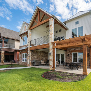 Idee per un patio o portico country di medie dimensioni e dietro casa con lastre di cemento e una pergola