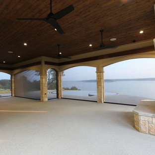 Foto di un grande patio o portico mediterraneo dietro casa con un focolare, graniglia di granito e un tetto a sbalzo