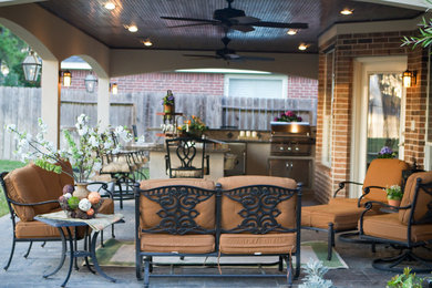 Foto de patio tradicional de tamaño medio en patio trasero y anexo de casas con cocina exterior y adoquines de ladrillo