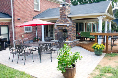 Foto de patio tradicional de tamaño medio en patio trasero y anexo de casas con brasero y adoquines de hormigón