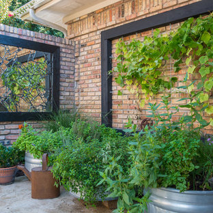 Immagine di un patio o portico bohémian nel cortile laterale con cemento stampato