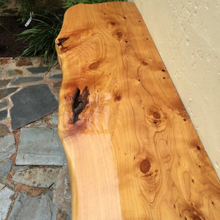 Immagine di un piccolo patio o portico moderno in cortile con pavimentazioni in pietra naturale e nessuna copertura