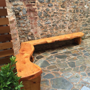 Idee per un piccolo patio o portico minimalista in cortile con pavimentazioni in pietra naturale e nessuna copertura