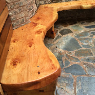 Immagine di un piccolo patio o portico minimalista in cortile con pavimentazioni in pietra naturale e nessuna copertura
