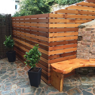 Foto di un piccolo patio o portico minimalista in cortile con pavimentazioni in pietra naturale e nessuna copertura