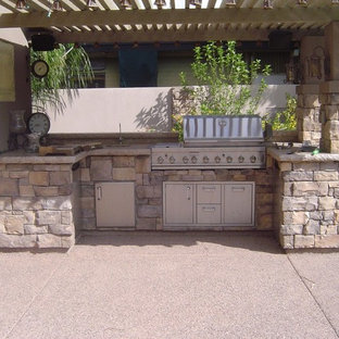 Esempio di un piccolo patio o portico classico dietro casa con un parasole e graniglia di granito