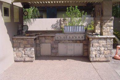 Imagen de patio tradicional pequeño en patio trasero con cocina exterior, toldo y granito descompuesto