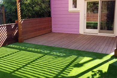サンフランシスコにある小さなトランジショナルスタイルのおしゃれな裏庭のテラス (デッキ材舗装、パーゴラ) の写真