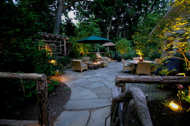 Kleiner, Unbedeckter Klassischer Patio hinter dem Haus mit Natursteinplatten in New York