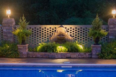 他の地域にある中くらいなトラディショナルスタイルのおしゃれな裏庭のテラス (噴水) の写真