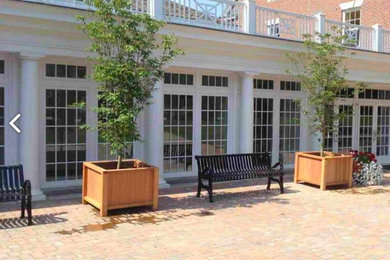 Свежая идея для дизайна: большой двор на переднем дворе в классическом стиле с покрытием из каменной брусчатки без защиты от солнца - отличное фото интерьера