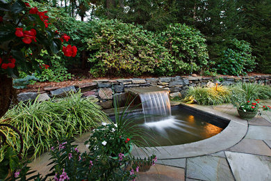 На фото: двор среднего размера на заднем дворе в современном стиле с фонтаном и покрытием из каменной брусчатки