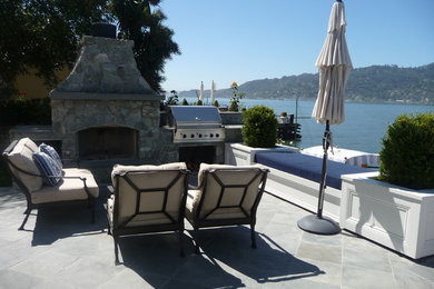 サンフランシスコにある高級な中くらいなトランジショナルスタイルのおしゃれな裏庭のテラス (アウトドアキッチン、天然石敷き、日よけなし) の写真