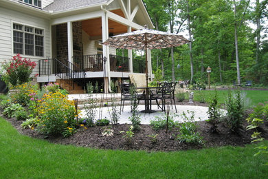 Foto de patio tradicional de tamaño medio en patio trasero con adoquines de ladrillo y toldo