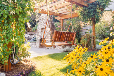 Ejemplo de patio clásico de tamaño medio en patio trasero con losas de hormigón y pérgola