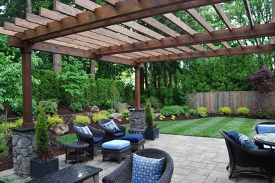 Example of a classic patio design in Portland
