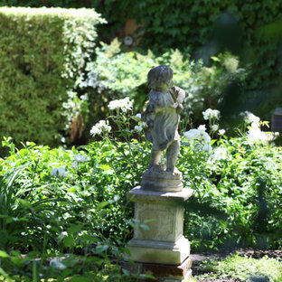 Foto di un piccolo patio o portico country dietro casa con un caminetto, graniglia di granito e nessuna copertura