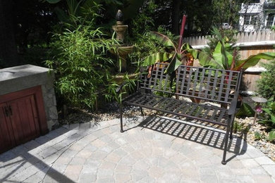 Imagen de patio de tamaño medio sin cubierta en patio trasero con cocina exterior y adoquines de piedra natural