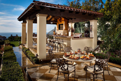 Großer, Gefliester Mediterraner Patio hinter dem Haus mit Outdoor-Küche und Gazebo in Orange County