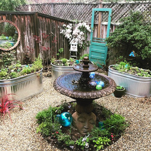 Ispirazione per un patio o portico boho chic di medie dimensioni e dietro casa con fontane, ghiaia e nessuna copertura