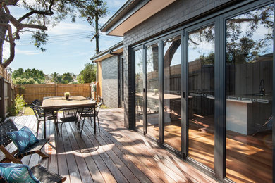 Diseño de patio minimalista de tamaño medio en patio lateral con entablado
