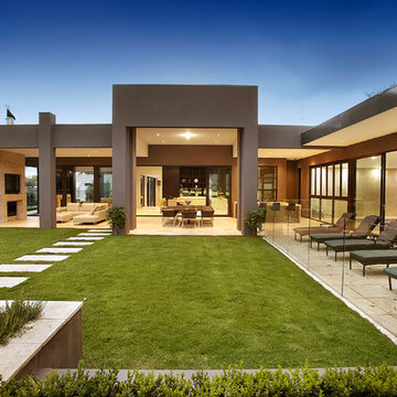 LARGE CONTEMPORARY FAMILY HOME
