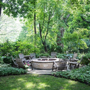Ispirazione per un grande patio o portico stile rurale dietro casa con un focolare, pavimentazioni in pietra naturale e nessuna copertura