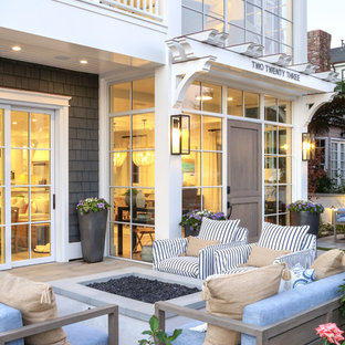 Réalisation d'une terrasse avant marine avec un foyer extérieur.
