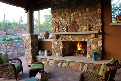 フェニックスにあるラグジュアリーな広いサンタフェスタイルのおしゃれな裏庭のテラス (ファイヤーピット、タイル敷き) の写真