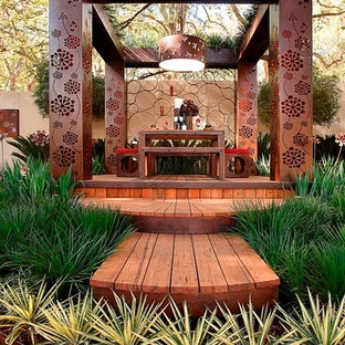 Ispirazione per un grande patio o portico eclettico dietro casa con una pergola