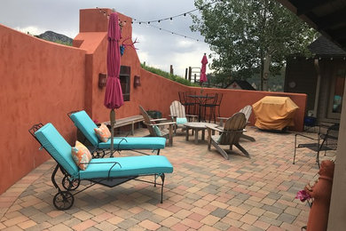 Foto de patio de estilo americano grande en patio con adoquines de hormigón