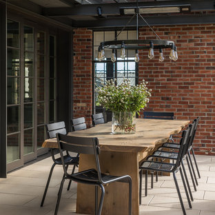 Immagine di un grande patio o portico tradizionale dietro casa con un focolare, pavimentazioni in cemento e una pergola