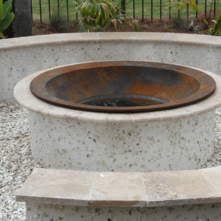 Foto di un patio o portico stile marino di medie dimensioni e dietro casa con un focolare, ghiaia e nessuna copertura