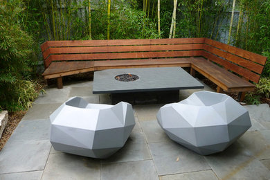 Ejemplo de patio moderno sin cubierta con brasero