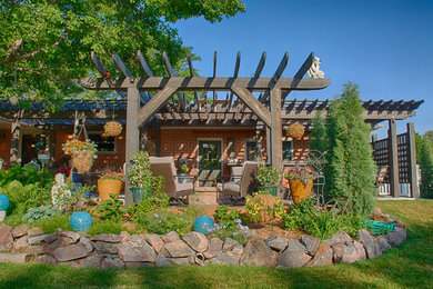 デンバーにある中くらいなトランジショナルスタイルのおしゃれな裏庭のテラス (パーゴラ、デッキ材舗装、ファイヤーピット) の写真