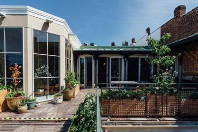 リッチモンドにある中くらいなトランジショナルスタイルのおしゃれなテラス・中庭 (コンテナガーデン、デッキ材舗装、張り出し屋根) の写真
