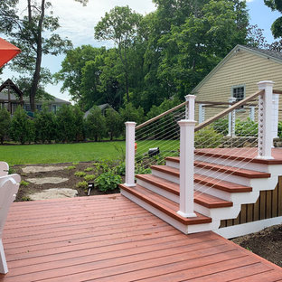 Immagine di un grande patio o portico minimal dietro casa con pedane e nessuna copertura