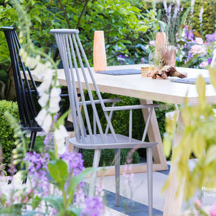 Idee per un piccolo patio o portico nordico dietro casa con piastrelle