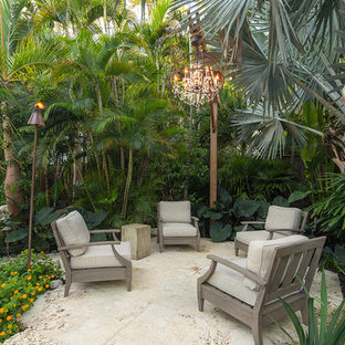Esempio di un grande patio o portico tropicale nel cortile laterale