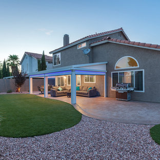 Idee per un patio o portico mediterraneo di medie dimensioni e dietro casa con lastre di cemento e un parasole