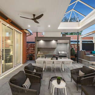 Esempio di un patio o portico vittoriano di medie dimensioni e dietro casa con pavimentazioni in cemento e un gazebo o capanno