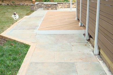 Modelo de patio contemporáneo de tamaño medio en patio trasero con brasero, adoquines de piedra natural y pérgola