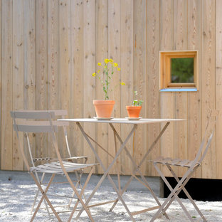 Immagine di un piccolo patio o portico nordico dietro casa con nessuna copertura e graniglia di granito