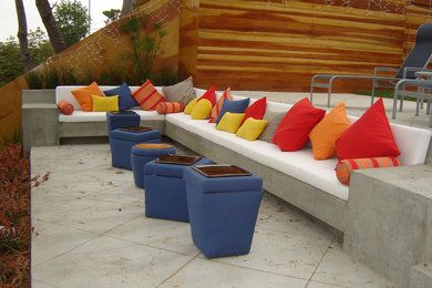 Cette image montre une terrasse design de taille moyenne avec aucune couverture et une dalle de béton.