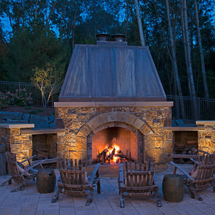 Diseño de patio rústico, sin cubierta, con chimenea