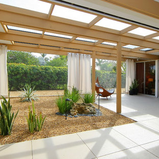 Immagine di un patio o portico minimalista in cortile