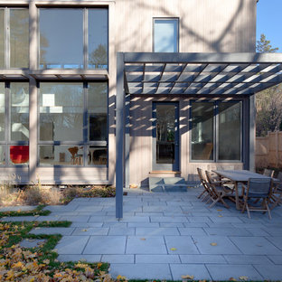 Réalisation d'une terrasse design avec une pergola.