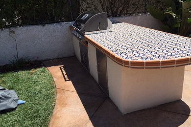 Diseño de patio mediterráneo de tamaño medio en patio trasero con cocina exterior y suelo de baldosas
